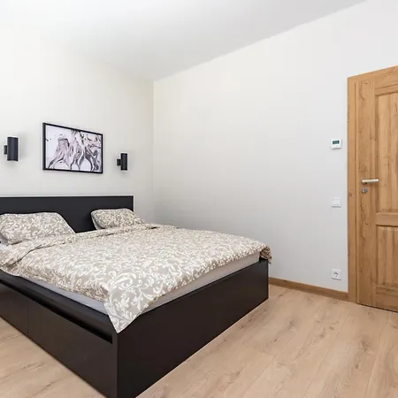 Amber Stone Monciskes