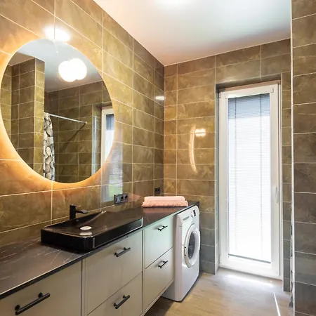 Amber Stone Monciskes *